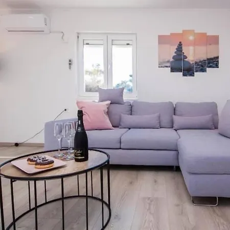 House Gruja With Pool 度假居 *