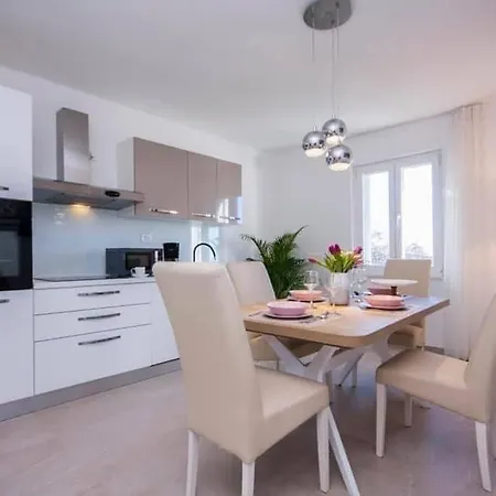 House Gruja With Pool * 普利莫顿