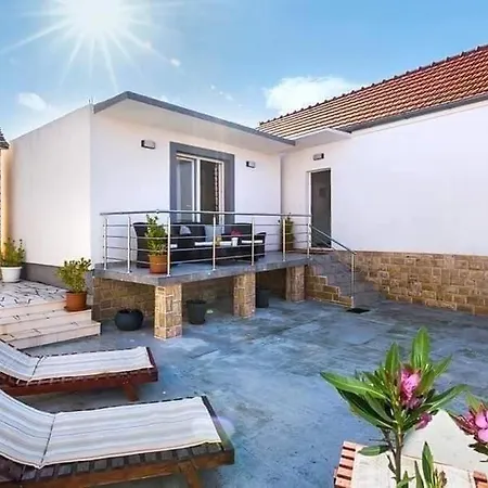 House Gruja With Pool 普利莫顿