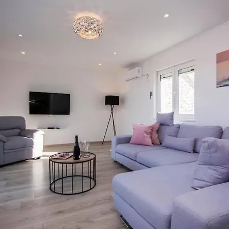 House Gruja With Pool