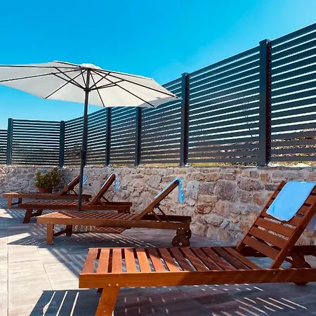 House Gruja With Pool 度假居 *