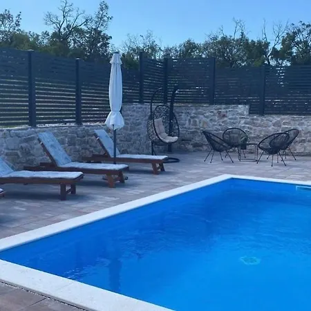 House Gruja With Pool 度假居 *