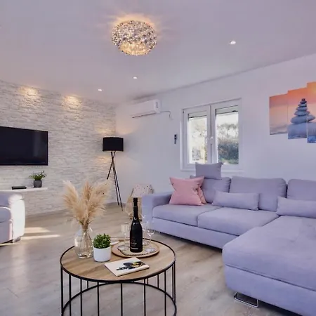 House Gruja With Pool Vakantiehuis Primošten